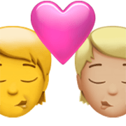 🧑‍❤️‍💋‍🧑🏼 Emoji Beijo: Pessoa, Pessoa, Sem tom de pele, Pele Morena Clara na Apple iOS 17.4.
