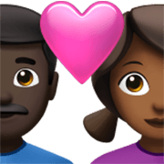 👨🏿‍❤️‍👩🏾 Emoji Casal Apaixonado - Homem: Pele Escura, Mulher: Pele Morena Escura na Apple iOS 17.4.