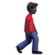 Emoji 🚶🏿‍♂️‍➡️ Uomo che cammina di fronte a destra: Il tono della pelle scura su Apple iOS 17.4.