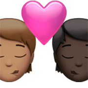 🧑🏽‍❤️‍💋‍🧑🏿 Emoji sich küssendes Paar: Person, Person, mittlere Hautfarbe, dunkle Hautfarbe Apple iOS 17.4.