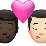 👨🏿‍❤️‍💋‍👨🏻 Emoji sich küssendes Paar - Mann: dunkle Hautfarbe, Mann: helle Hautfarbe Apple iOS 17.4.