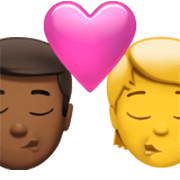 👨🏾‍❤️‍💋‍🧑 Emoji sich küssendes Paar: Mannn, Person, mitteldunkle Hautfarbe, Kein Hautton Apple iOS 17.4.
