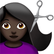 💇🏿‍♀️ Emoji Mujer Cortándose El Pelo: Tono De Piel Oscuro en Apple iOS 17.4.