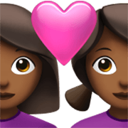 👩🏾‍❤️‍👩🏾 Emoji Casal Apaixonado - Mulher: Pele Morena Escura, Mulher: Pele Morena Escura na Apple iOS 17.4.