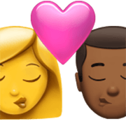 👩‍❤️‍💋‍👨🏾 Emoji sich küssendes Paar - Frau, Mann: mitteldunkle Hautfarbe Apple iOS 17.4.