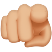 Emoji 🫵🏼 İndice Che Punta Allo Spettatore: Carnagione Abbastanza Chiara su Apple iOS 17.4.