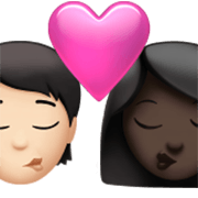 🧑🏻‍❤️‍💋‍👩🏿 Emoji Beso: Persona, Mujer, Tono De Piel Claro, Tono De Piel Oscuro en Apple iOS 17.4.