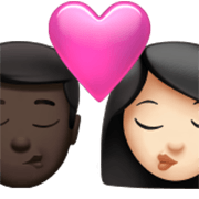 👨🏿‍❤️‍💋‍👩🏻 Emoji Beso - Hombre: Tono De Piel Oscuro, Mujer: Tono De Piel Claro en Apple iOS 17.4.