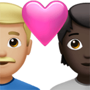 👨🏼‍❤️‍🧑🏿 Emoji Liebespaar: Mannn, Person, mittelhelle Hautfarbe, dunkle Hautfarbe Apple iOS 17.4.