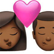 👩🏾‍❤️‍💋‍👨🏾 Emoji Beso - Mujer: Tono De Piel Oscuro Medio, Hombre: Tono De Piel Oscuro Medio en Apple iOS 17.4.