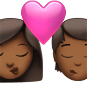 sich küssendes Paar: Frau, Person, mitteldunkle Hautfarbe Apple iOS 17.4.