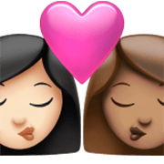 👩🏻‍❤️‍💋‍👩🏽 Emoji sich küssendes Paar - Frau: helle Hautfarbe, Frau: mittelhelle Hautfarbe Apple iOS 17.4.