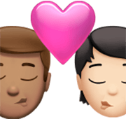 👨🏽‍❤️‍💋‍🧑🏻 Emoji sich küssendes Paar: Mannn, Person, mittlere Hautfarbe, helle Hautfarbe Apple iOS 17.4.
