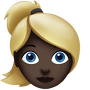 👱🏿‍♀️ Emoji Frau: dunkle Hautfarbe, blond Apple iOS 17.4.