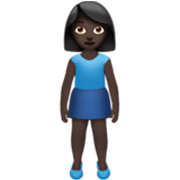 🧍🏿‍♀️ Emoji stehende Frau: dunkle Hautfarbe Apple iOS 17.4.