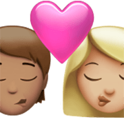 Émoji 🧑🏽‍❤️‍💋‍👩🏼 Bisou: Personne, Femme, Peau Légèrement Mate, Peau Moyennement Claire sur Apple iOS 17.4.