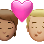 Emoji 🧑🏽‍❤️‍💋‍👨🏼 Bacio Tra Coppia: persona, uomo, Carnagione Olivastra, Carnagione Abbastanza Chiara su Apple iOS 17.4.