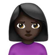 🙎🏿‍♀️ Emoji Mujer Haciendo Pucheros: Tono De Piel Oscuro en Apple iOS 17.4.