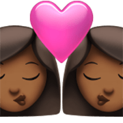 👩🏾‍❤️‍💋‍👩🏾 Emoji Beijo - Mulher: Pele Morena Escura, Mulher:Pele Morena Escura na Apple iOS 17.4.