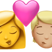 👩‍❤️‍💋‍🧑🏼 Emoji Beso: Mujer, Persona, Sin tono de piel, Tono De Piel Claro Medio en Apple iOS 17.4.