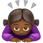 🙇🏾‍♀️ Emoji Mulher Fazendo Reverência: Pele Morena Escura na Apple iOS 17.4.