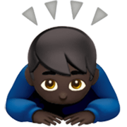 Emoji 🙇🏿‍♂️ Uomo Che Fa Inchino Profondo: Carnagione Scura su Apple iOS 17.4.