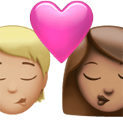 Emoji 🧑🏼‍❤️‍💋‍👩🏽 Bacio Tra Coppia: persona, Donna, Carnagione Abbastanza Chiara, Carnagione Olivastra su Apple iOS 17.4.