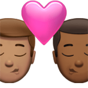 👨🏽‍❤️‍💋‍👨🏾 Emoji Beso - Hombre: Tono De Piel Claro Medio en Apple iOS 17.4.