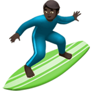 🏄🏿‍♂️ Emoji Homem Surfista: Pele Escura na Apple iOS 17.4.