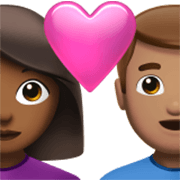 👩🏾‍❤️‍👨🏽 Emoji Liebespaar - Frau: mitteldunkle Hautfarbe, Mann: mittlere Hautfarbe Apple iOS 17.4.