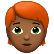 🧑🏾‍🦰 Emoji Erwachsener: mitteldunkle Hautfarbe, rotes Haar Apple iOS 17.4.