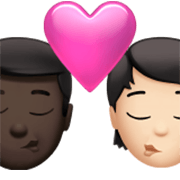 👨🏿‍❤️‍💋‍🧑🏻 Emoji sich küssendes Paar: Mannn, Person, dunkle Hautfarbe, helle Hautfarbe Apple iOS 17.4.
