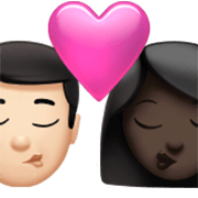 Emoji 👨🏻‍❤️‍💋‍👩🏿 Bacio Tra Coppia - Uomo: Carnagione Chiara, Donna: Carnagione Scura su Apple iOS 17.4.