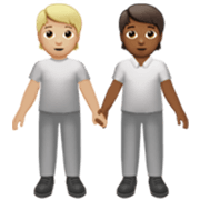 🧑🏼‍🤝‍🧑🏾 Emoji sich an den Händen haltende Personen: mittelhelle Hautfarbe, mitteldunkle Hautfarbe Apple iOS 17.4.
