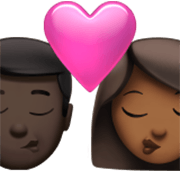 👨🏿‍❤️‍💋‍👩🏾 Emoji Beso - Hombre: Tono De Piel Oscuro, Mujer: Tono De Piel Claro Medio en Apple iOS 17.4.