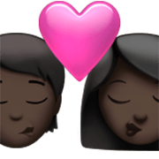 Emoji 🧑🏿‍❤️‍💋‍👩🏿 Bacio Tra Coppia: persona, Donna, Carnagione Scura su Apple iOS 17.4.