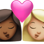 👩🏾‍❤️‍💋‍👩🏼 Emoji Beijo - Mulher: Pele Morena Escura, Mulher: Pele Morena Clara na Apple iOS 17.4.