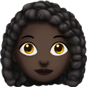 Emoji 👩🏿‍🦱 Donna: Carnagione Scura E Capelli Ricci su Apple iOS 17.4.