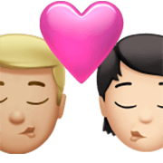 Emoji 👨🏼‍❤️‍💋‍🧑🏻 Bacio Tra Coppia: uomo, persona, Carnagione Abbastanza Chiara, Carnagione Chiara su Apple iOS 17.4.
