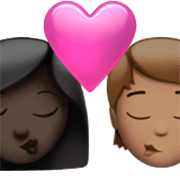👩🏿‍❤️‍💋‍🧑🏽 Emoji sich küssendes Paar: Frau, Person, dunkle Hautfarbe, mittlere Hautfarbe Apple iOS 17.4.