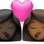 👩🏿‍❤️‍💋‍👩🏾 Emoji Beijo - Mulher: Pele Escura, Mulher: Pele Morena Escura na Apple iOS 17.4.