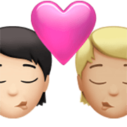 Emoji 🧑🏻‍❤️‍💋‍🧑🏼 Bacio Tra Coppia: persona, persona, Carnagione Chiara, Carnagione Abbastanza Chiara su Apple iOS 17.4.