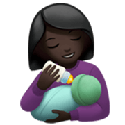 👩🏿‍🍼 Emoji Mulher Alimentando Bebê: Pele Escura na Apple iOS 17.4.