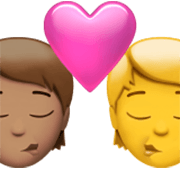 sich küssendes Paar: Person, Person, mittlere Hautfarbe, Kein Hautton Apple iOS 17.4.