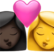👩🏿‍❤️‍💋‍👩 Emoji Beijo - Mulher: Pele Escura, Mulher na Apple iOS 17.4.