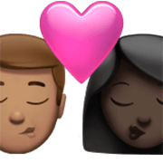 👨🏽‍❤️‍💋‍👩🏿 Emoji Beso - Hombre: Tono De Piel Medio, Mujer: Tono De Piel Oscuro en Apple iOS 17.4.