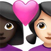 👩🏿‍❤️‍👩🏻 Emoji Casal Apaixonado - Mulher: Pele Escura, Mulher: Pele Clara na Apple iOS 17.4.
