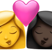 Emoji 👩‍❤️‍💋‍👩🏿 Bacio Tra Coppia Donna, Donna: Carnagione Abbastanza Chiara, Carnagione Scura su Apple iOS 17.4.