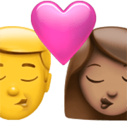 Emoji 👨‍❤️‍💋‍👩🏽 Bacio Tra Coppia - Uomo, Donna: Carnagione Olivastra su Apple iOS 17.4.