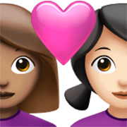 👩🏽‍❤️‍👩🏻 Emoji Pareja Enamorada - Mujer: Tono De Piel Medio, Mujer: Tono De Piel Claro en Apple iOS 17.4.